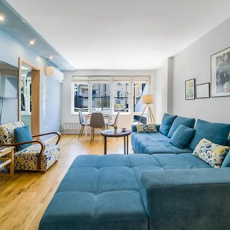 Charming Downtown With Unique Terrace Lejlighed