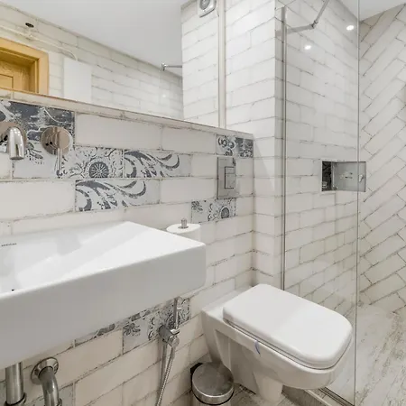 Charming Downtown With Unique Terrace *