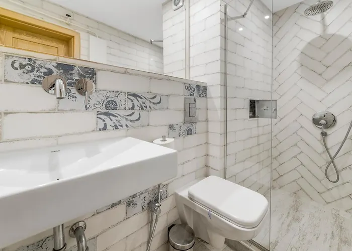 Charming Downtown With Unique Terrace *